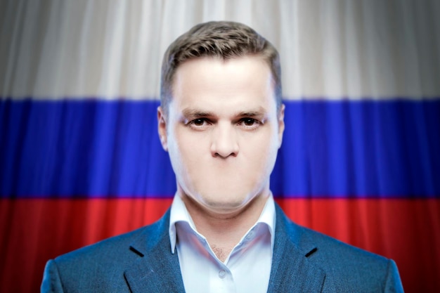 Symbool van censuur en vrijheid van meningsuiting een jonge man zonder mond op een achtergrond van de nationale vlag van rusland