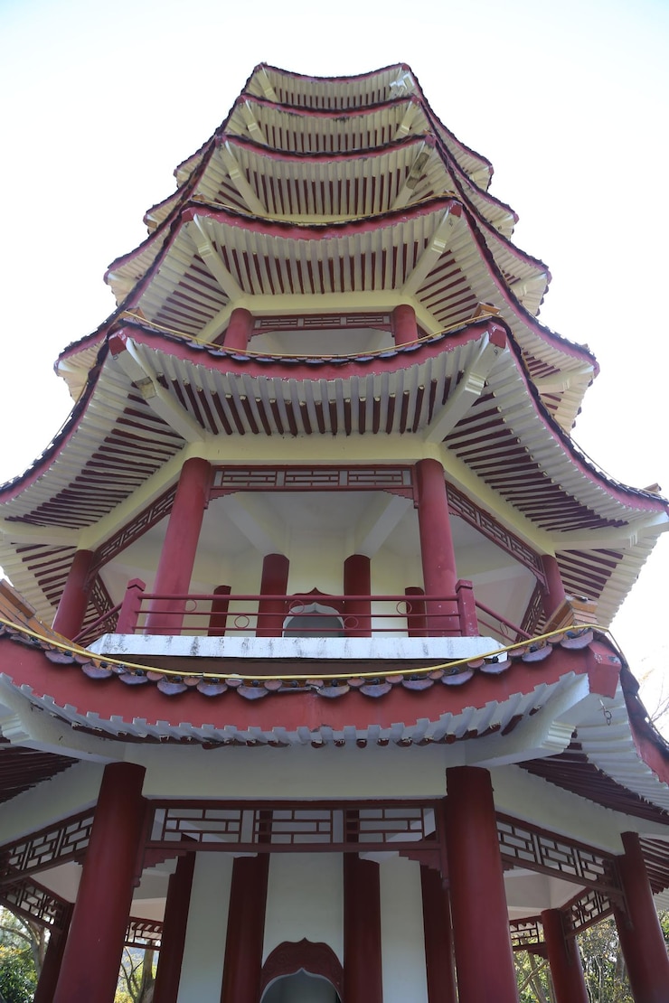 Photo a symmetrical doubletiered pagoda in a chinese style with a red and white color scheme