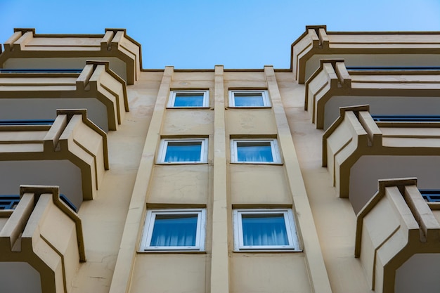 Symmetrie van balkons en ramen tegen de blauwe lucht
