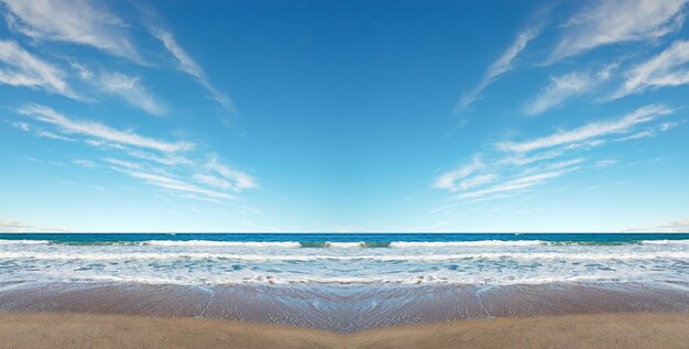 Symmetrisch strand op een bewolkte dag