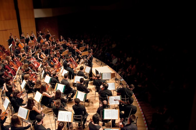 Orchestra sinfonica che si esibisce sul palco