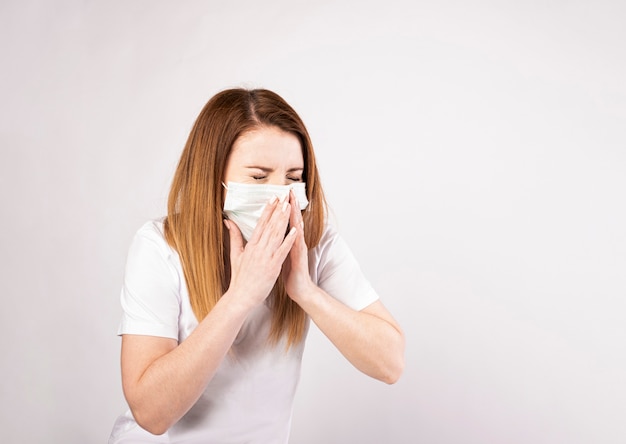 Symptoom van verkoudheid of allergie. Zieke jonge Aziatische vrouw met koorts niezen in weefsel.