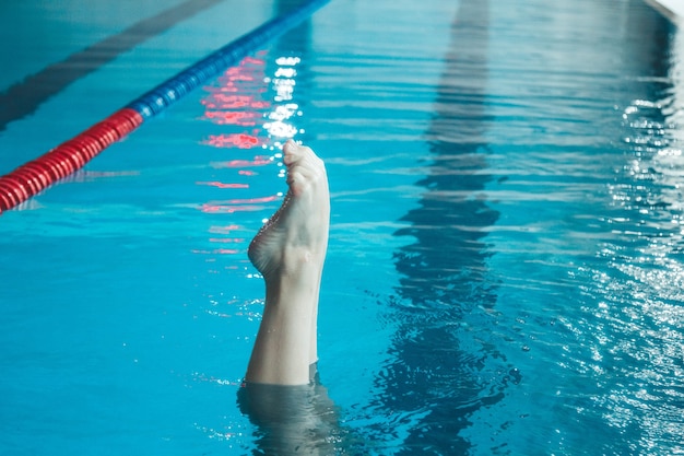 Synchroonzwematleet traint alleen in het zwembad