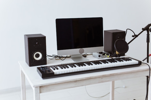 Synthesizer keyboard digitale opname en gitaren thuis muziek studio