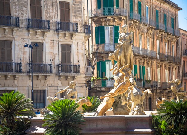 Сиракуза, Италия - 18 мая 2018: Фонтана Дианы (фонтан Дианы) на площади Архимеда, исторический район центра города Ортиджия в Сиракузах