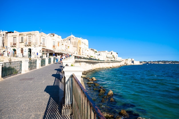 Photo syracuse, italy - may 18, 2018: view of ortigia area, downtown of syracuse, sicily, at the beginning of  summer season