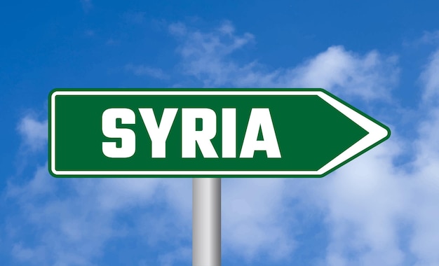 파란 하늘 배경 에 있는 시리아 도로 표지판
