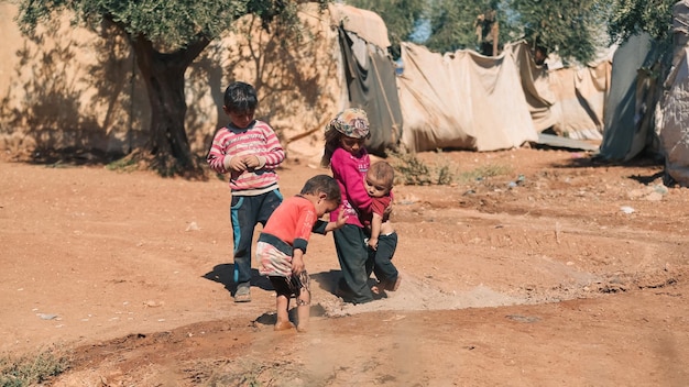 トルコ国境近くの難民キャンプの真ん中にテントの中にいるシリアの子供たち