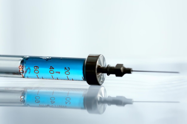 注射器の抽象的な医学の背景、ワクチン、注射ウイルスの保護