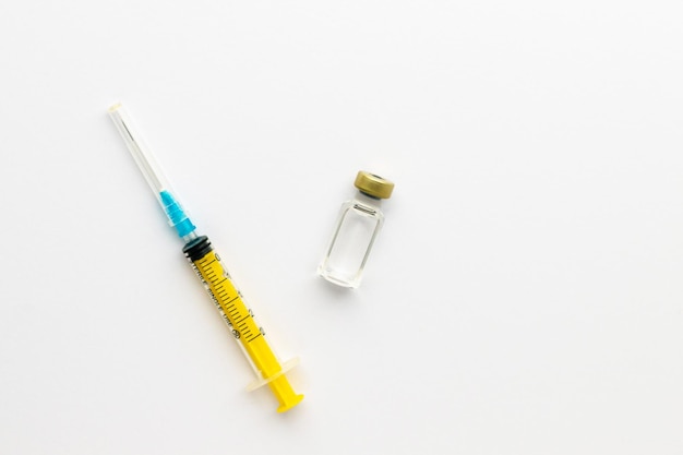 液体健康とCovid19ワクチン接種の注射器とガラスバイアル