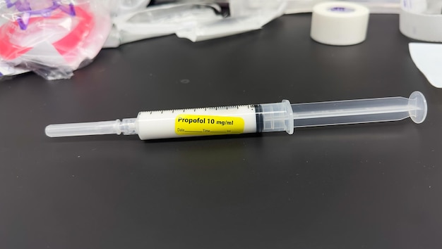 A syringe with a yellow label that says polio 10 vive.