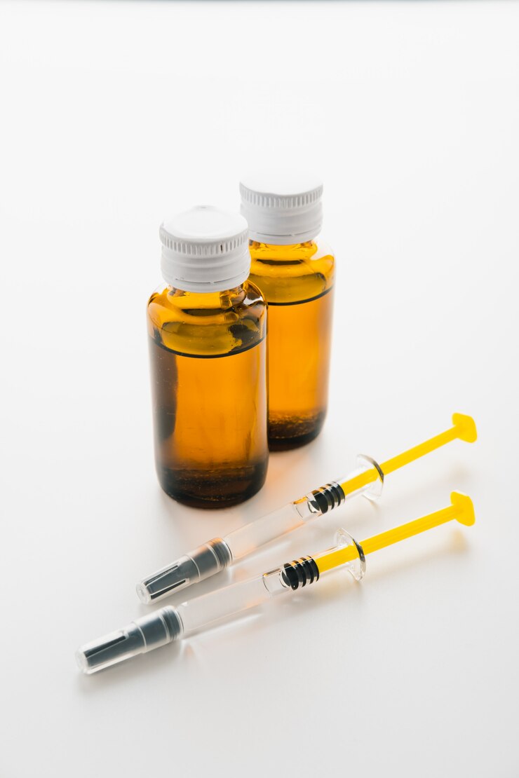 Photo syringes and medicine in bottles