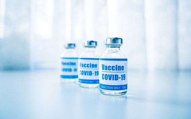 Siringhe con nuovo vaccino per le malattie infettive dell'influenza del coronavirus covid19 iniezione dopo la clinica