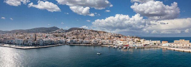 Syros eiland Hermoupolis stadsbeeld panorama lucht drone zicht Griekenland Cycladen