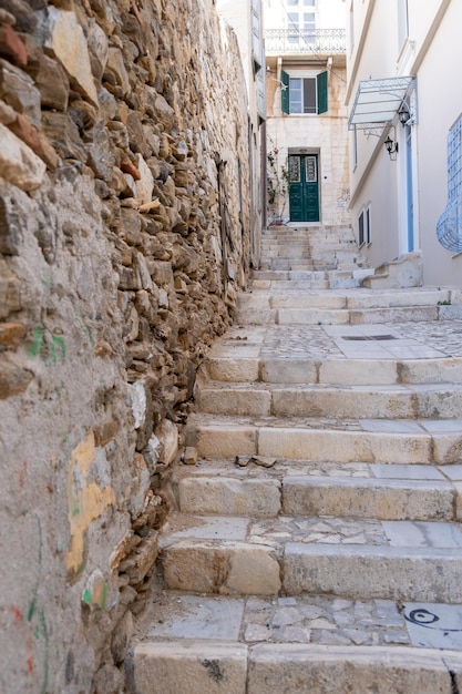 Photo syros island cyclades hermoupolis village building stairs at capital destination greece vertical