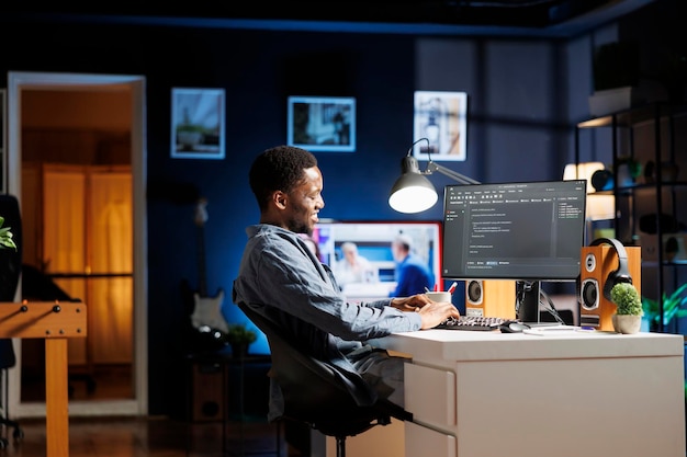 Systeembeheerder codering IT-script voor cloudcomputing