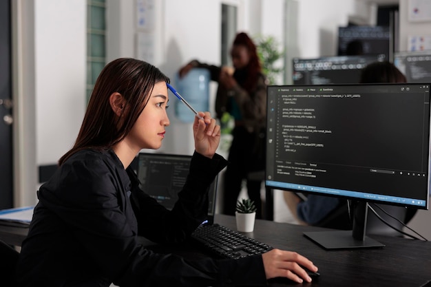 Systeemingenieur brainstormen over ideeën die code proberen te schrijven en een nieuwe interface creëren in big dataroom. Webontwikkelaar programmeerserverdatabase in druk bureau voor de ontwikkeling van kunstmatige intelligentie.
