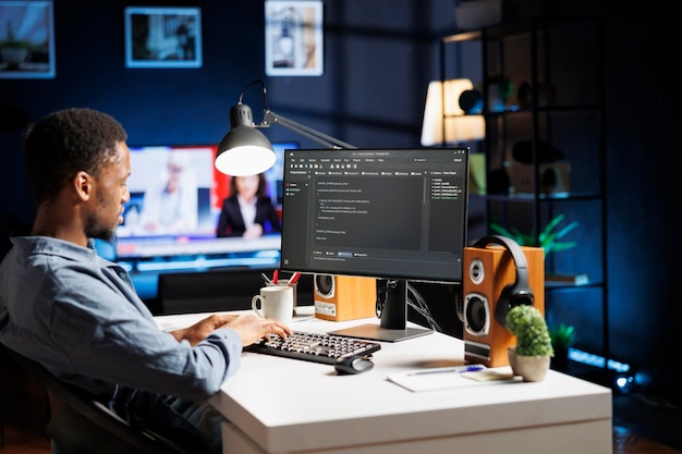 Systeemingenieur schrijft scriptcode in voor beveiliging en bescherming