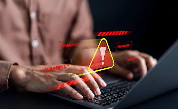 Systemwaarschuwingswaarschuwingssignaal voor meldingsfout en onderhoudsconcept cyberaanval op computernetwerk Cybersecurity kwetsbaarheid gegevensinbreuk