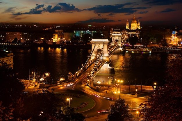 Szechenyi-brug en stadsbeeld van Boedapest bij nacht, Hongarije