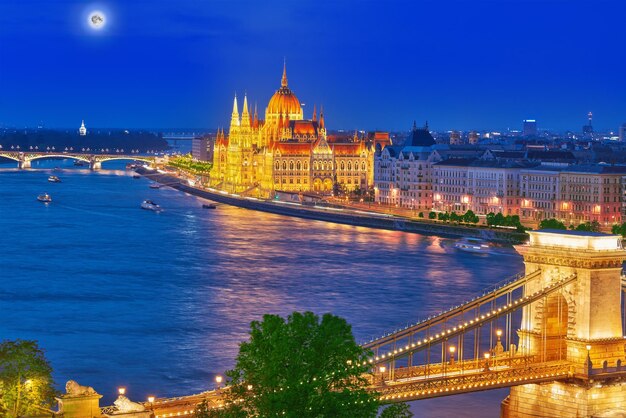 Foto ponte delle catene di szechenyi e parlamento budapest ungheria