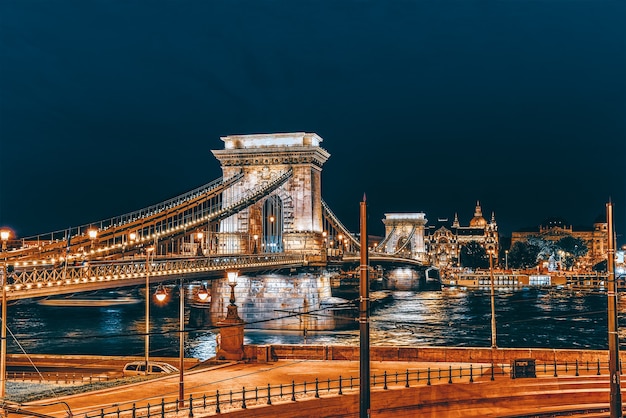 Szechenyi Chain Bridge uitzicht vanaf Buda Hill in de schemering. Budapest, Hongarije.