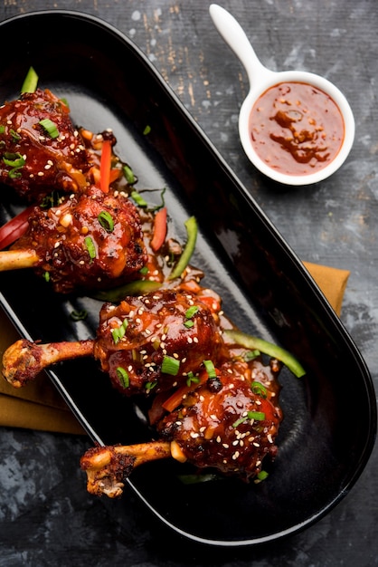 Сычуаньская курица - популярный индокитайский невегетарианский рецепт. подается в тарелке с соусом чили. выборочный фокус
