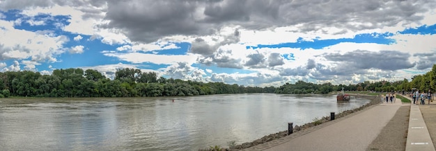 Szentendre, Hongarije 19.08.2021. Donaudijk in Szentendre, Hongarije, op een zomerdag