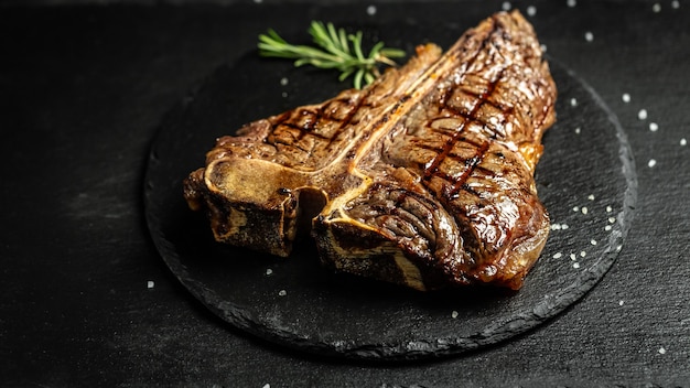 Bistecca di manzo alla griglia alla fiorentina o wagyu invecchiata con spezie ed erbe aromatiche.