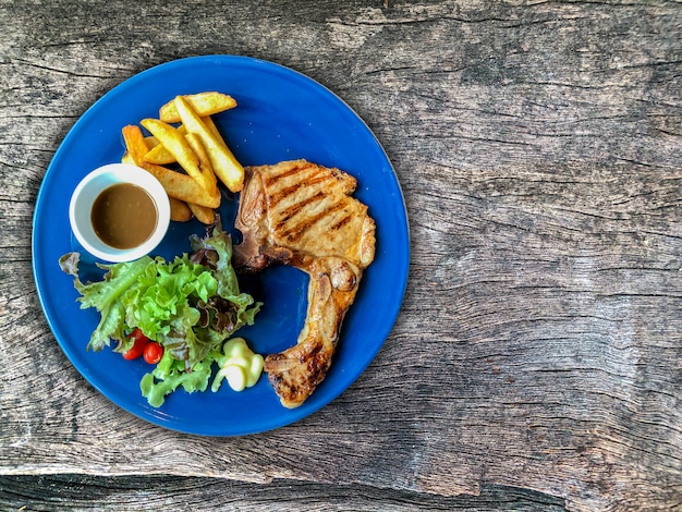 T-bone steak op schotel en hout