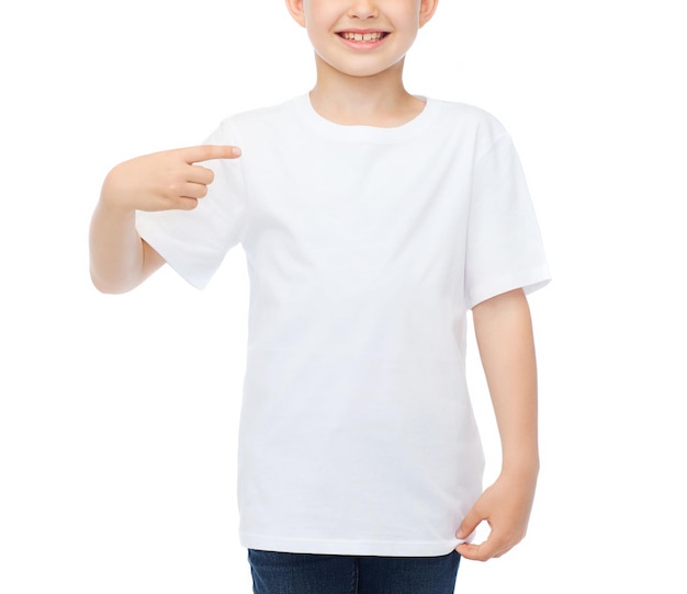 дизайн футболки и концепция рекламы - улыбающийся маленький мальчик в пустой белой футболке, указывающий на себя