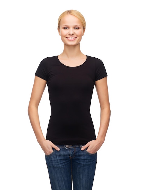 дизайн футболки, концепция счастливых людей - улыбающаяся женщина в пустой черной футболке