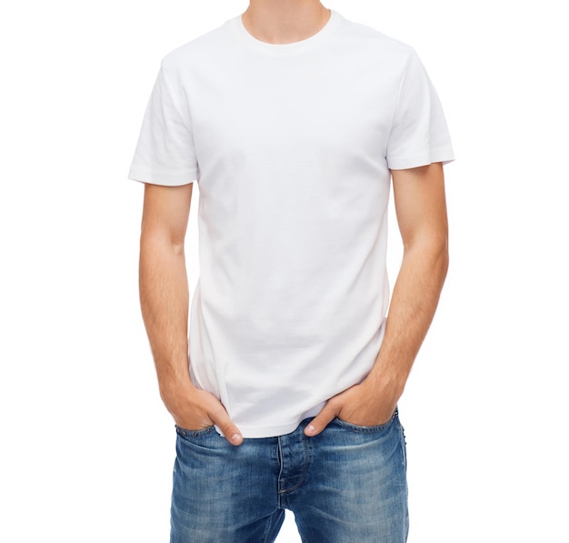 дизайн футболки и концепция людей - улыбающийся молодой человек в пустой белой футболке