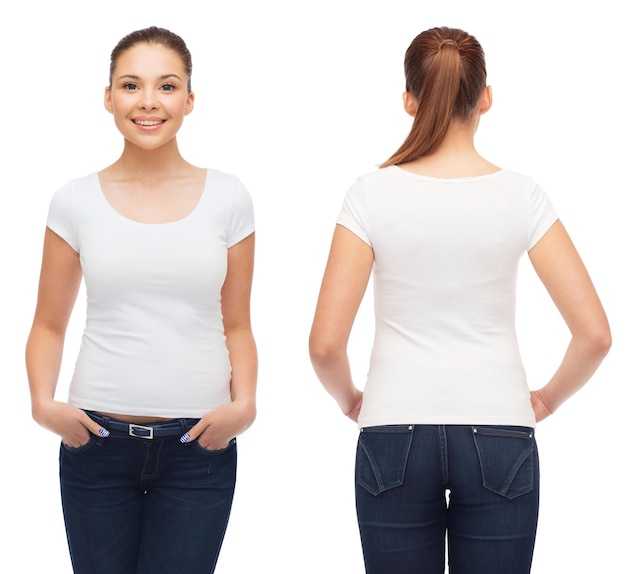 티셔츠 디자인과 사람들 개념 - 빈 흰색 티셔츠를 입은 웃고 있는 젊은 여성