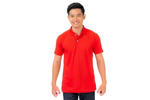 Дизайн футболки, молодой человек в красной рубашке, изолированные на белом
