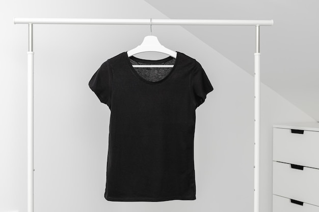 T-shirt hangend aan kledingrek ronde hals zwarte kleur sjabloon mock up