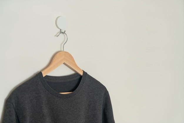 T-shirt hangend met houten hanger