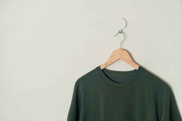 T-shirt hangend met houten hanger