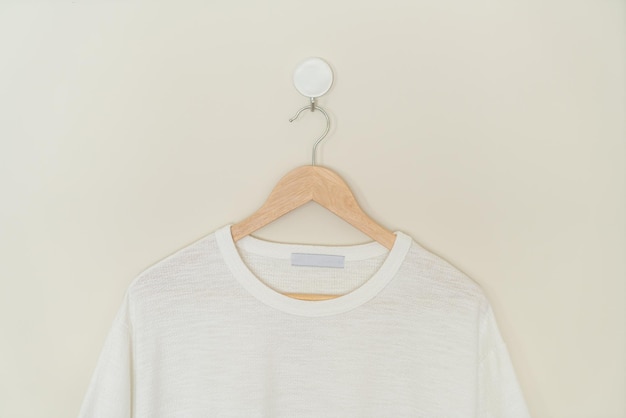 Foto t-shirt hangend met houten hanger