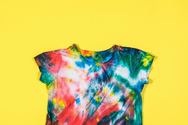 T-shirt met korte mouwen in tie-dye-stijl op een gele achtergrond Plat liggend