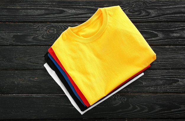 T-shirt mockup op houten hanger voor- en achterzijde hoge resolutie