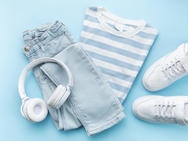 T-shirt, schoenen en koptelefoon op blauwe achtergrond