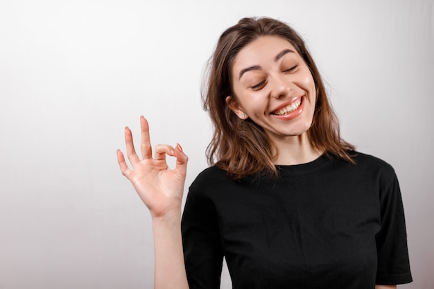 T-shirtontwerp, gelukkig mensenconcept - glimlachende vrouw in zwarte t-shirt