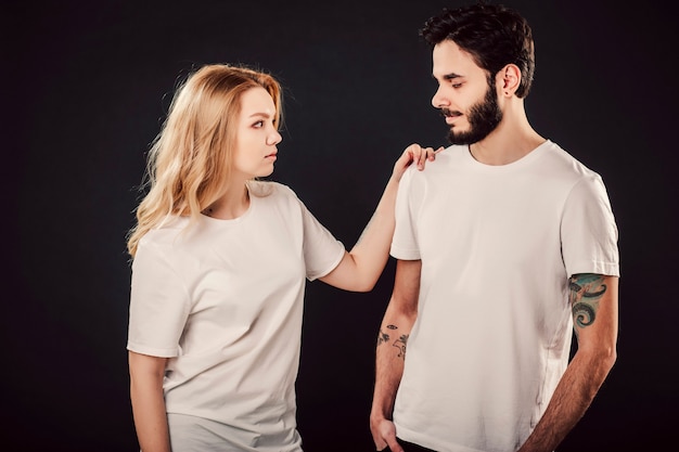 T-shirtontwerp, jonge vrouw en man in leeg wit overhemd