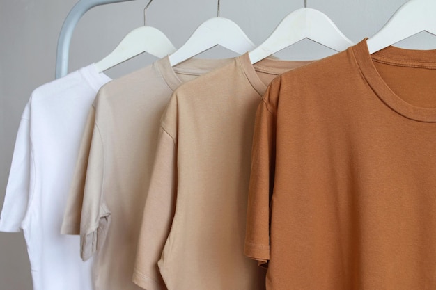 T-shirts van bruine kleuren op een witte hanger op een witte kledingrek