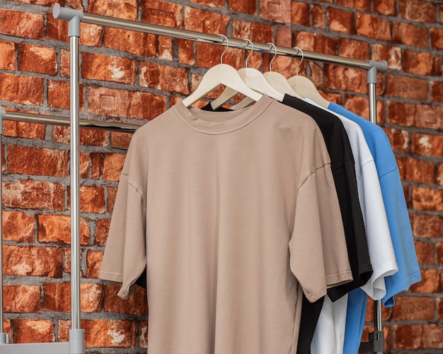 Foto t-shirts voor de man op houten hangers in de modewinkel