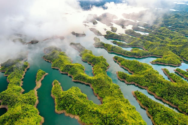 Ta Dung-meer 's ochtends van bovenaf gezien met kleine paradijselijke eilanden met prachtige abstract