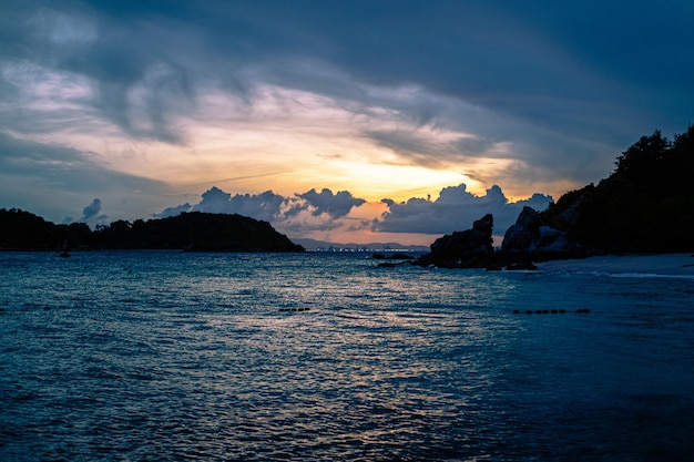 写真 ラーン島のターヤイ ビーチ ラーン島 チョンブリ タイの海の美しい