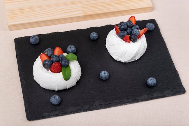 Taart Anna Pavlova Meringuetaart met aardbeien en bosbessen Bessendessert