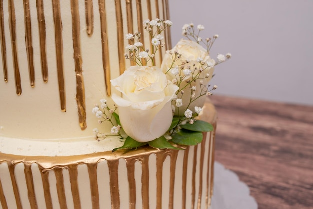 Taart gedecoreerd met natuurlijke rozen